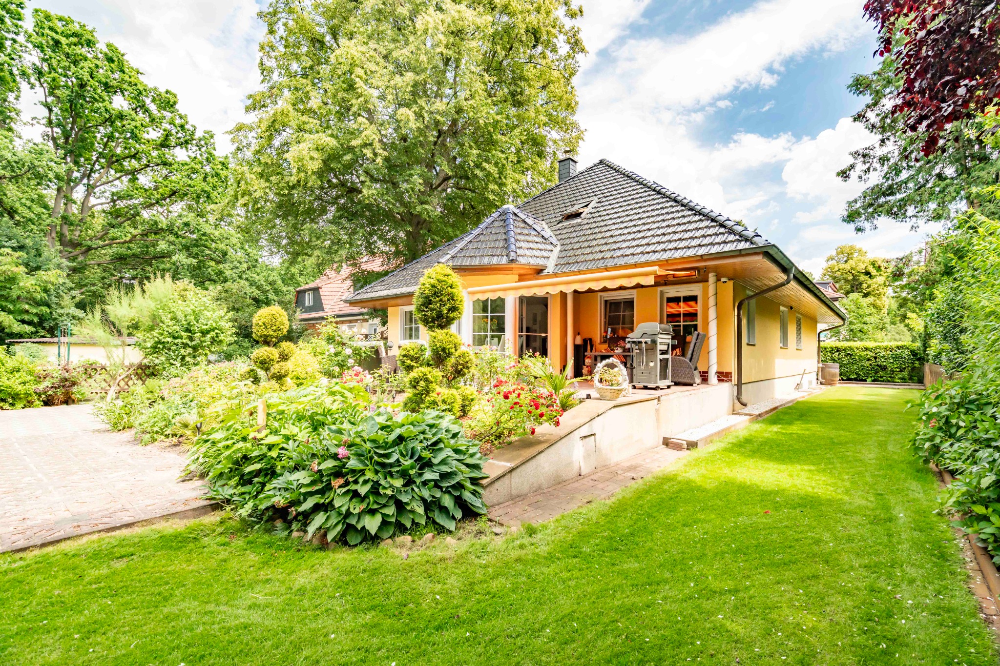 Terrassenseite des Hauses im Garten