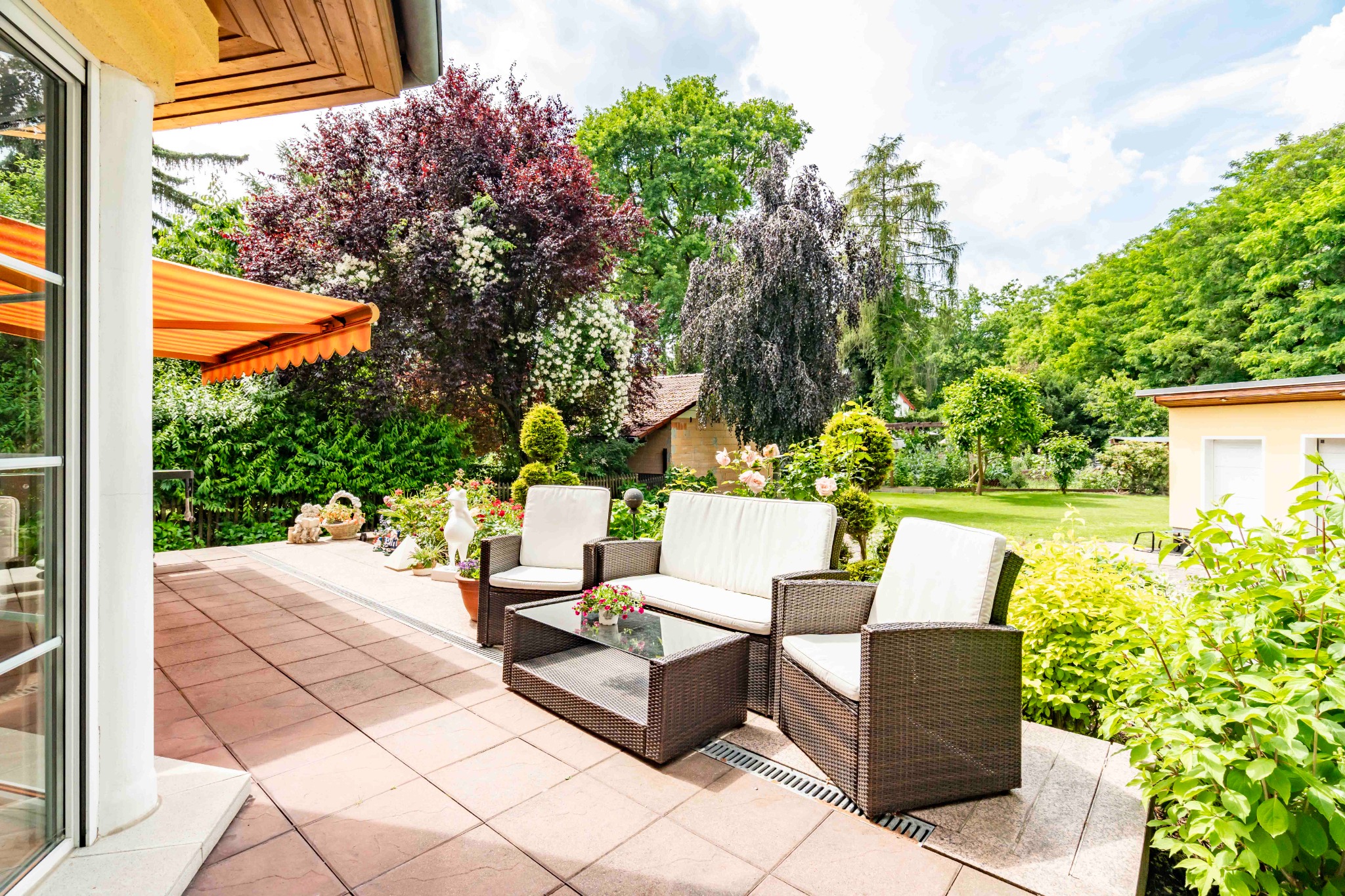 Terrasse mit Blick in den gepflegten Garten