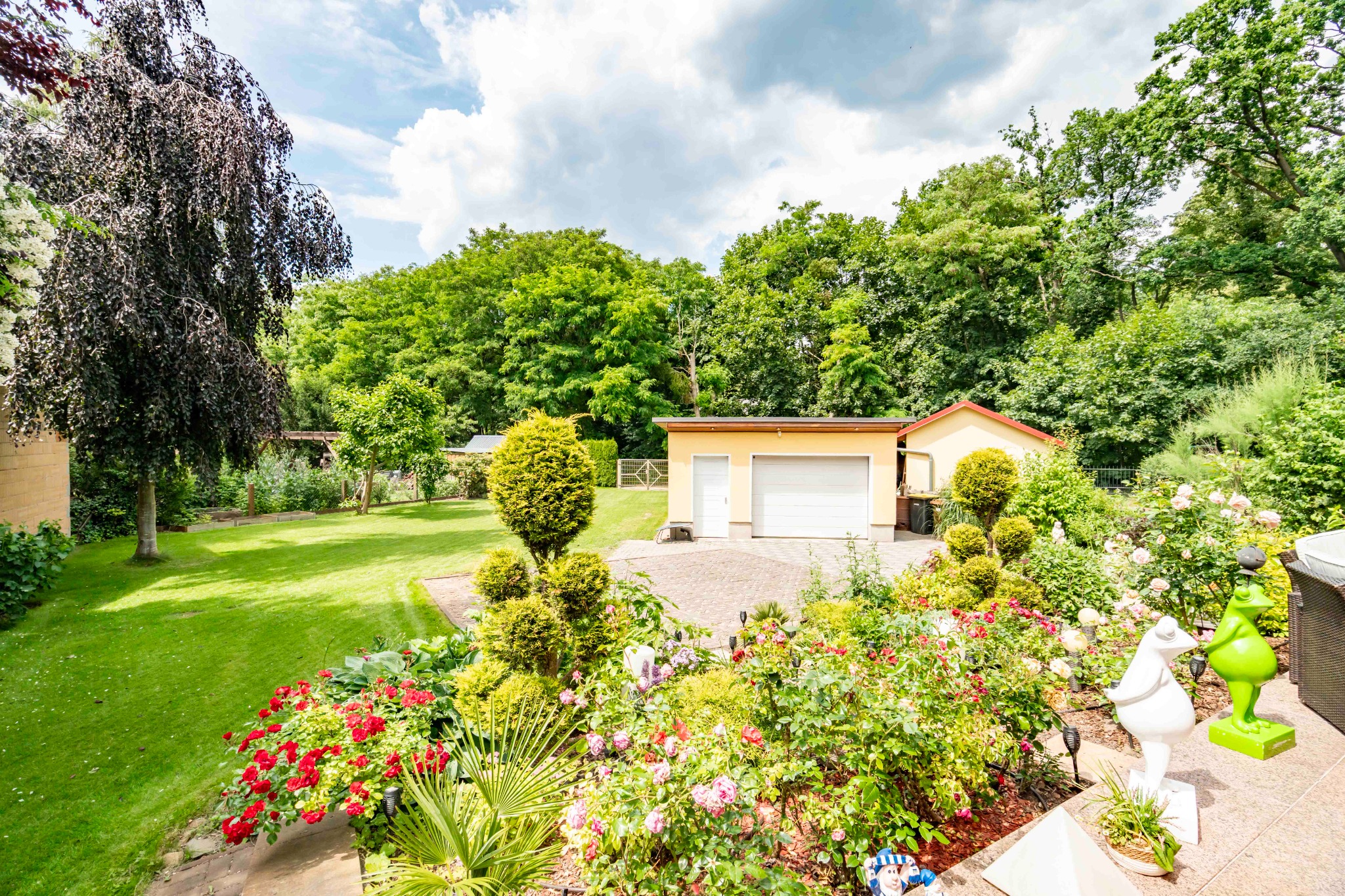 Garten mit Garage und weitem Grün