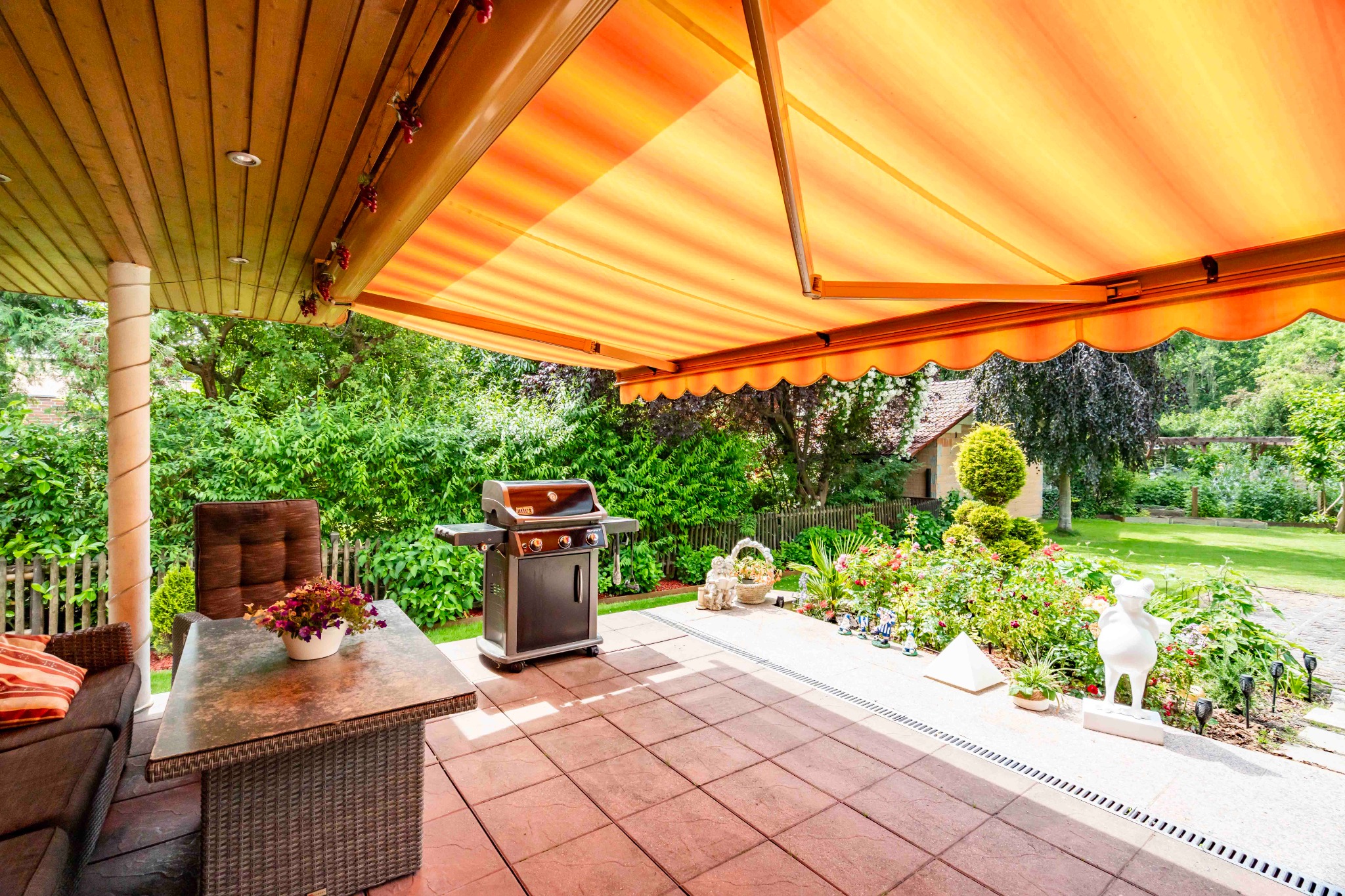 Überdachte Terrasse mit Markise