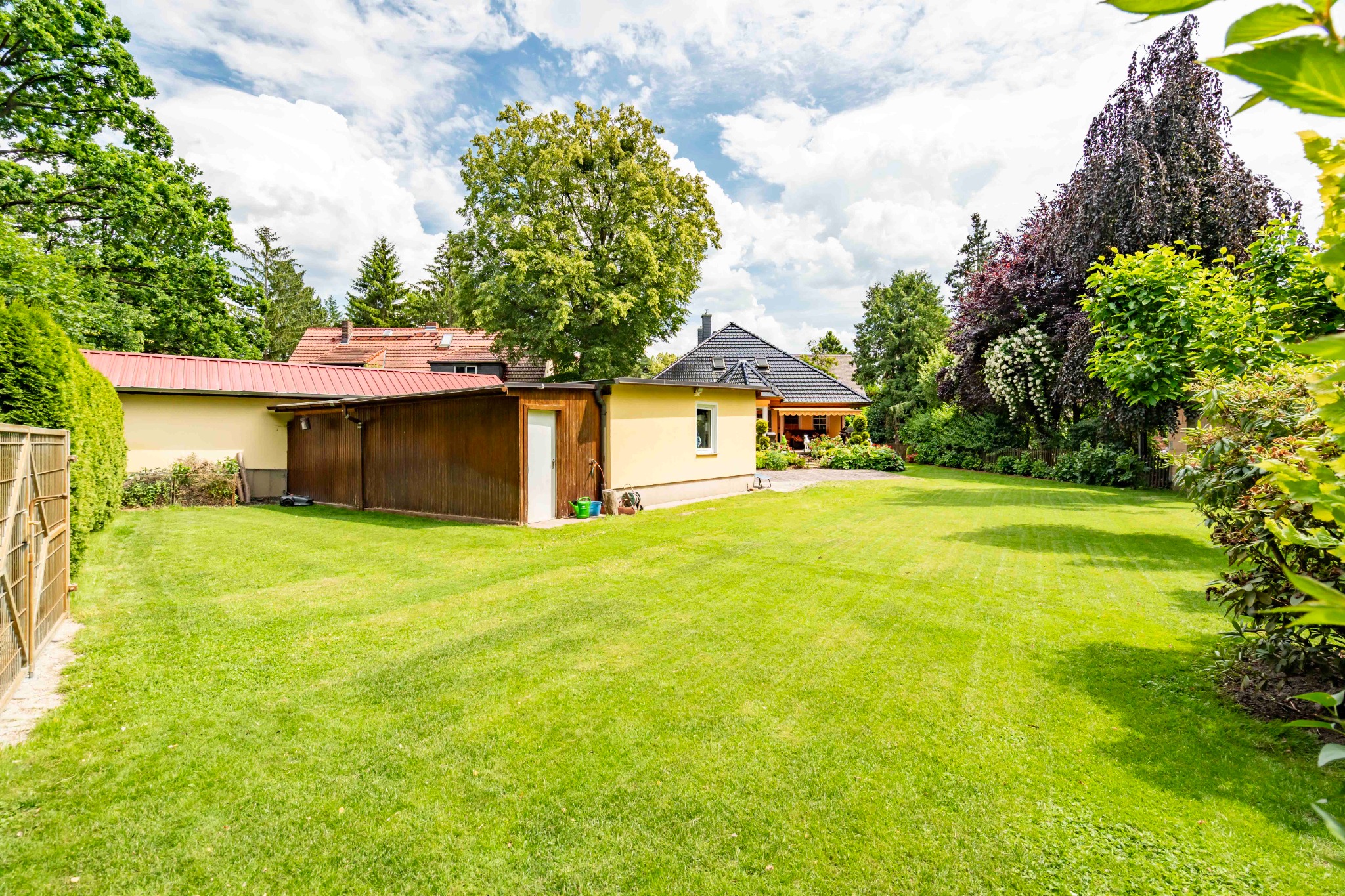 Weitläufige Rasenfläche hinter dem Haus