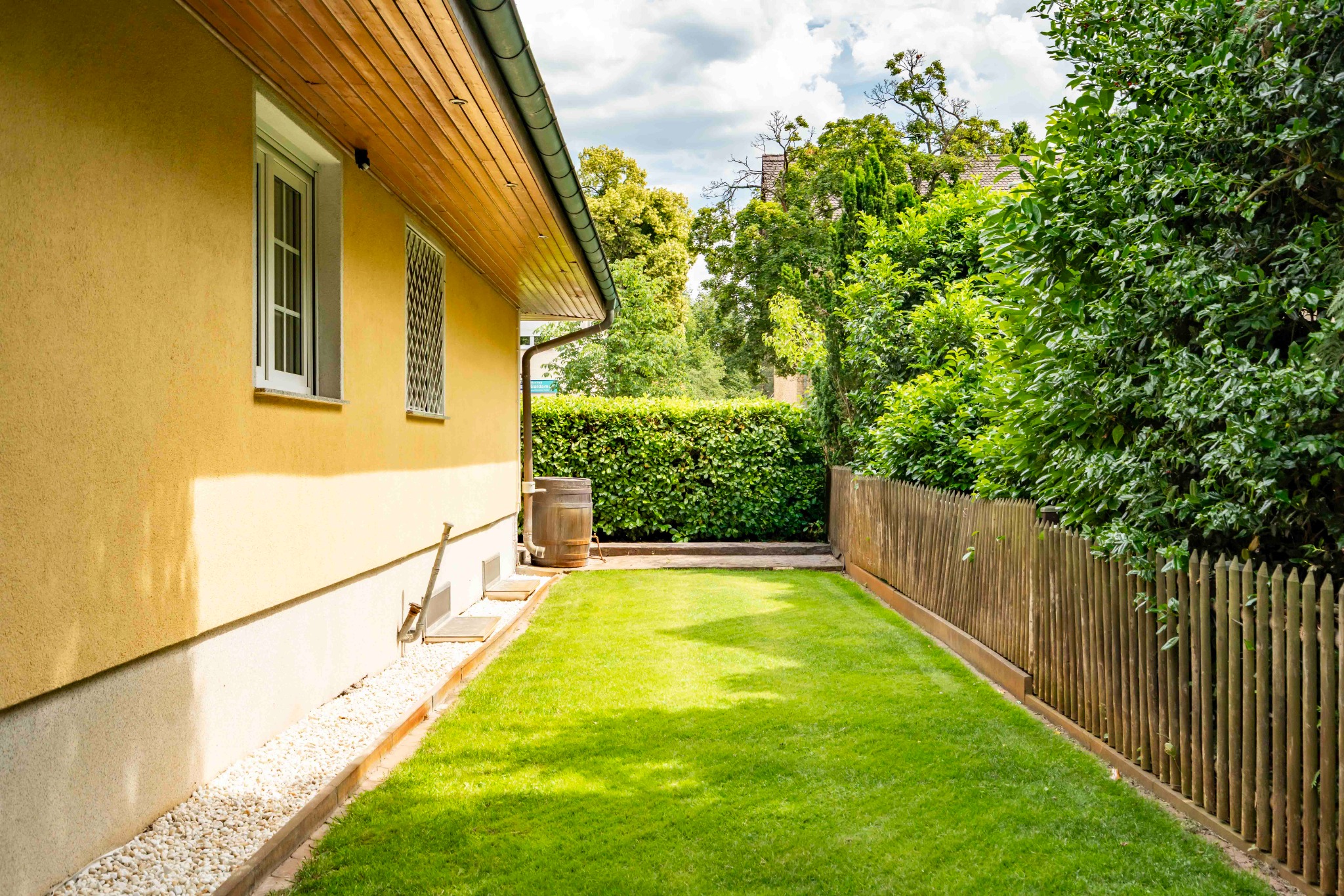 Seitlicher Gartenweg am Haus